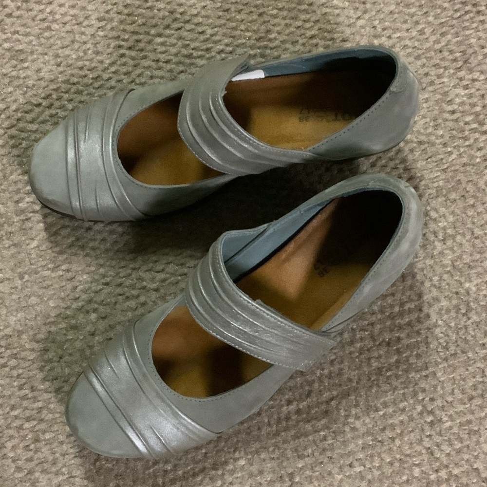 Naot Women's Gray heels